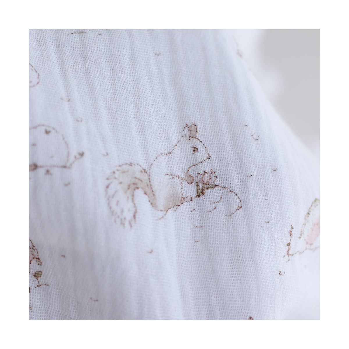 Robin - Double gaze de coton motif forêt tons beige Robin - Double gaze de coton motif forêt tons beige