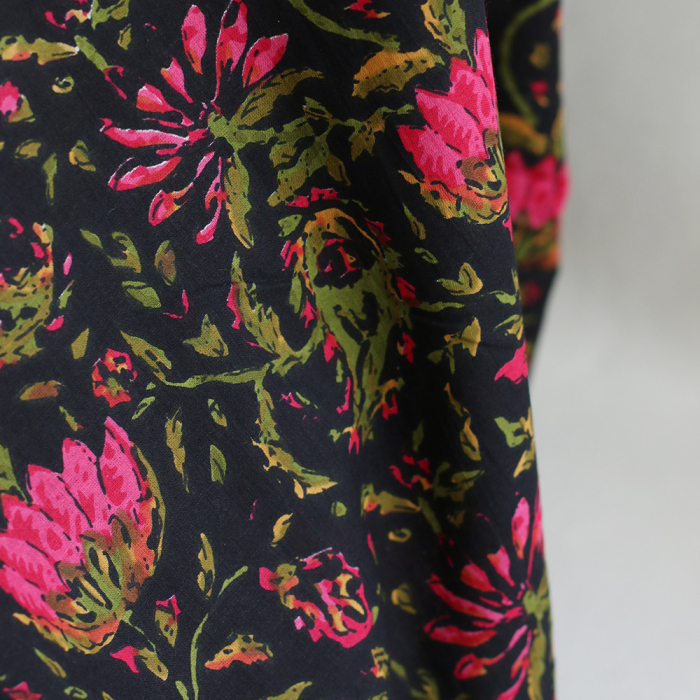Tissu indien Misha noir hand block grand motif floral rose kaki et ocre