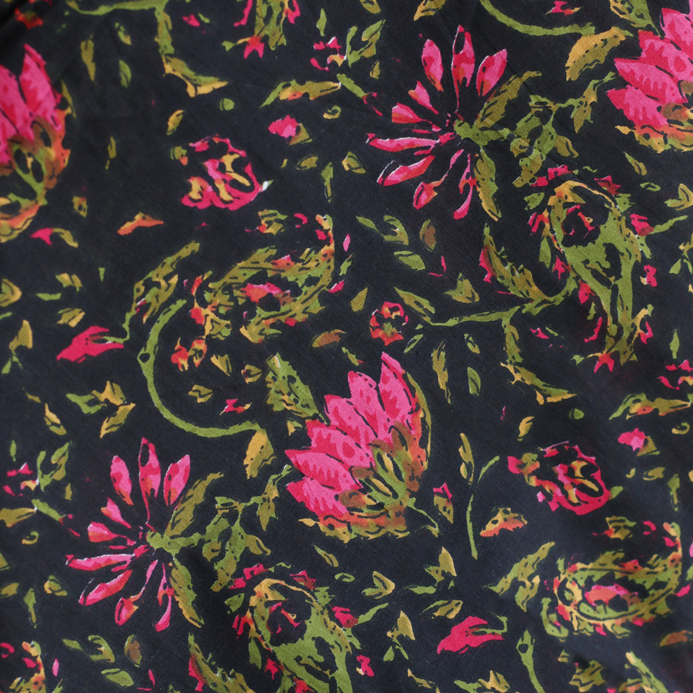 Misha - Tissu indien coton hand block noir grand motif floral rose, kaki et ocre