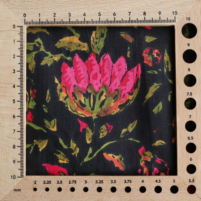 Misha - Tissu indien coton hand block noir grand motif floral rose, kaki et ocre