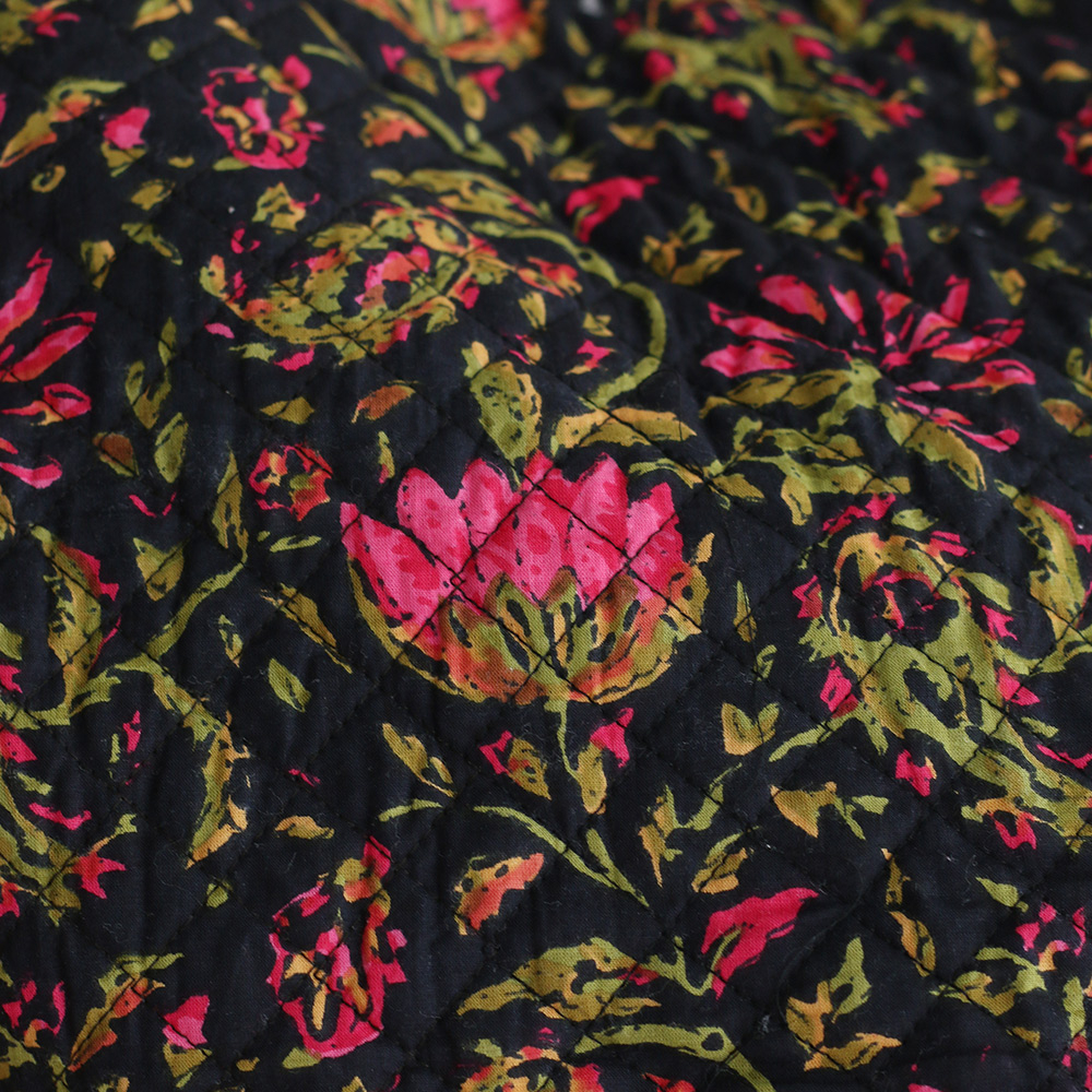 Misha - Tissu indien matelassé double face hand block noir floral rose et kaki