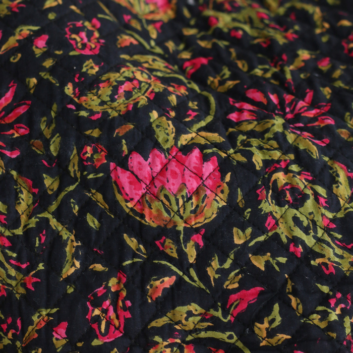 Misha - Tissu indien matelassé double face hand block noir floral rose et kaki