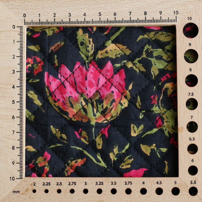Misha - Tissu indien matelassé double face hand block noir floral rose et kaki