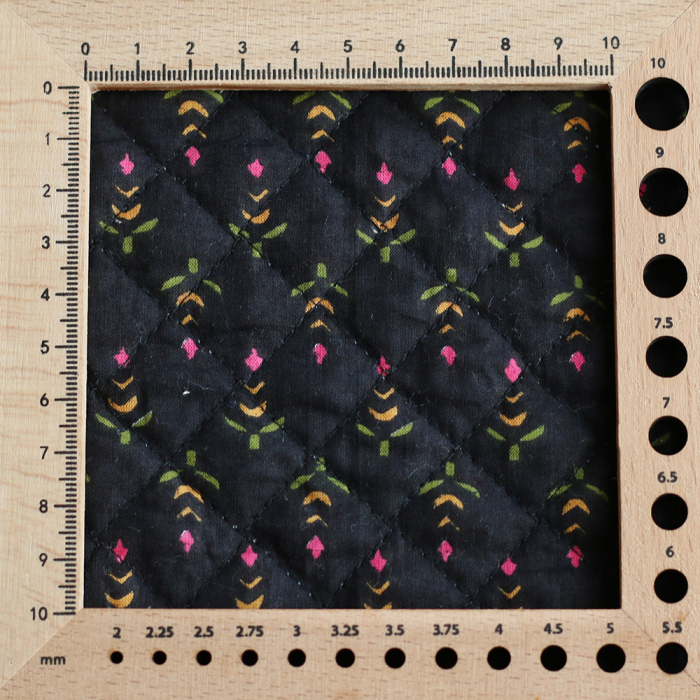 Misha - Tissu indien matelassé double face hand block noir floral rose et kaki