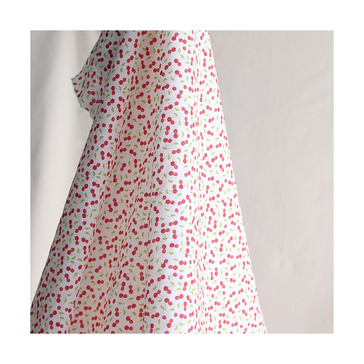 Cerise - Batiste de coton douce à imprimé rouge Cerise - Batiste de coton douce à imprimé rouge