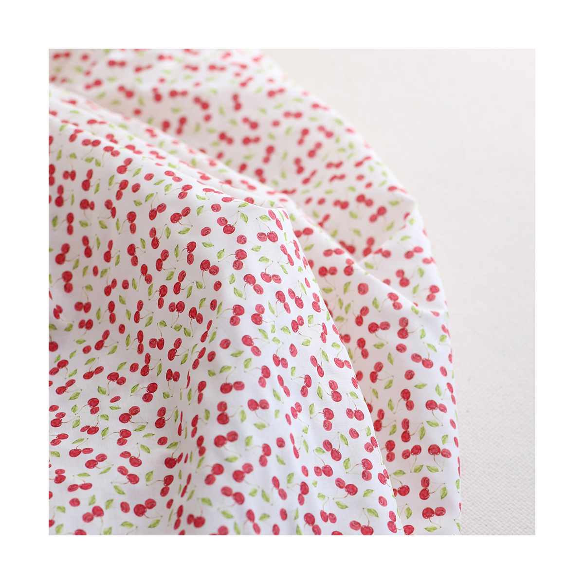 Batiste de coton cerises rouges Batiste de coton cerises rouges