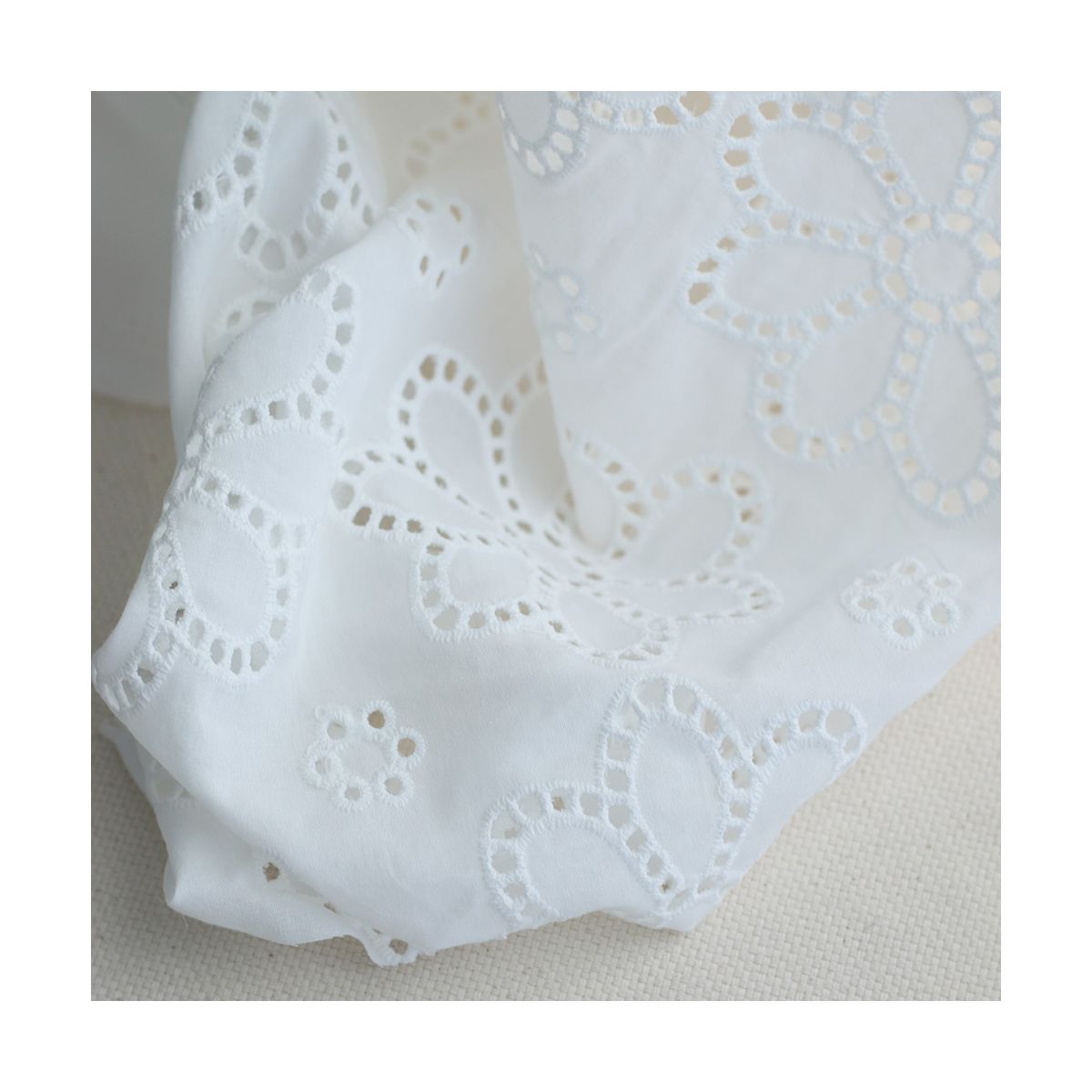 copy of Broderie anglaise plumetis de coton coloris blanc copy of Broderie anglaise plumetis de coton coloris blanc
