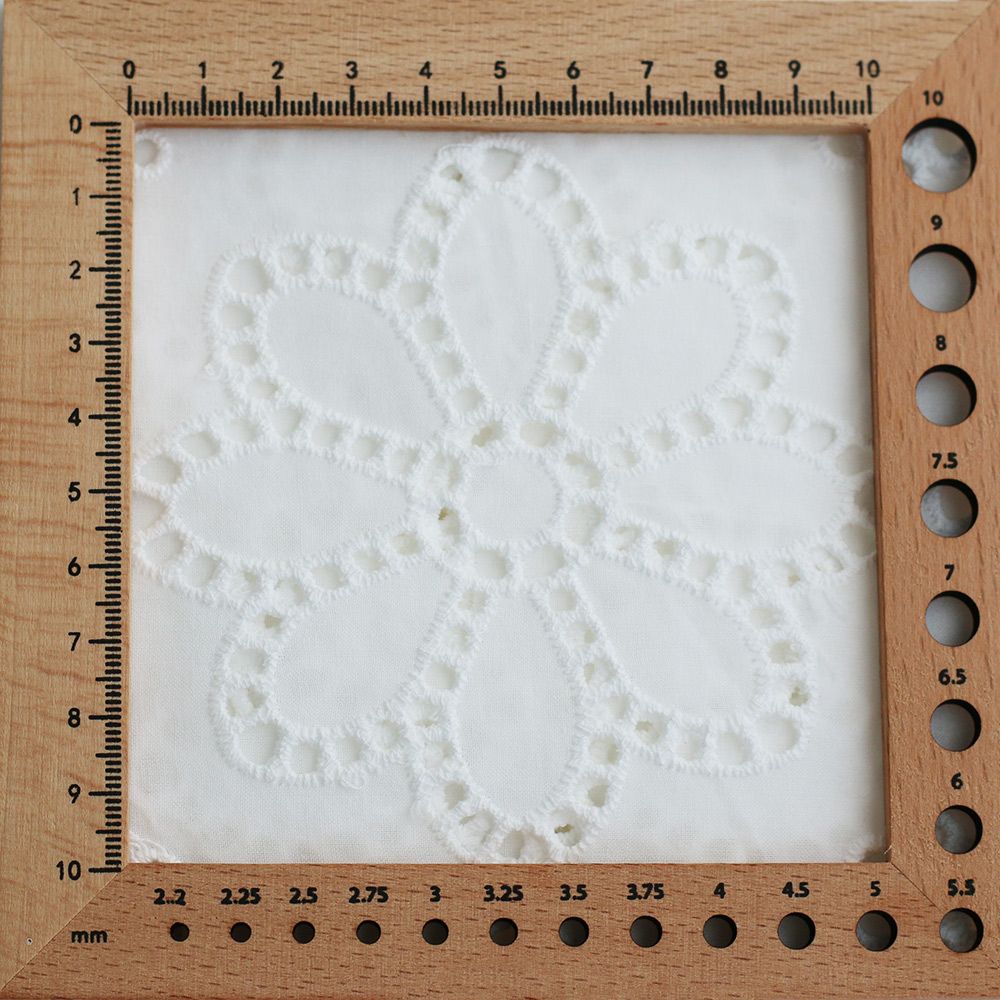 copy of Broderie anglaise plumetis de coton coloris blanc