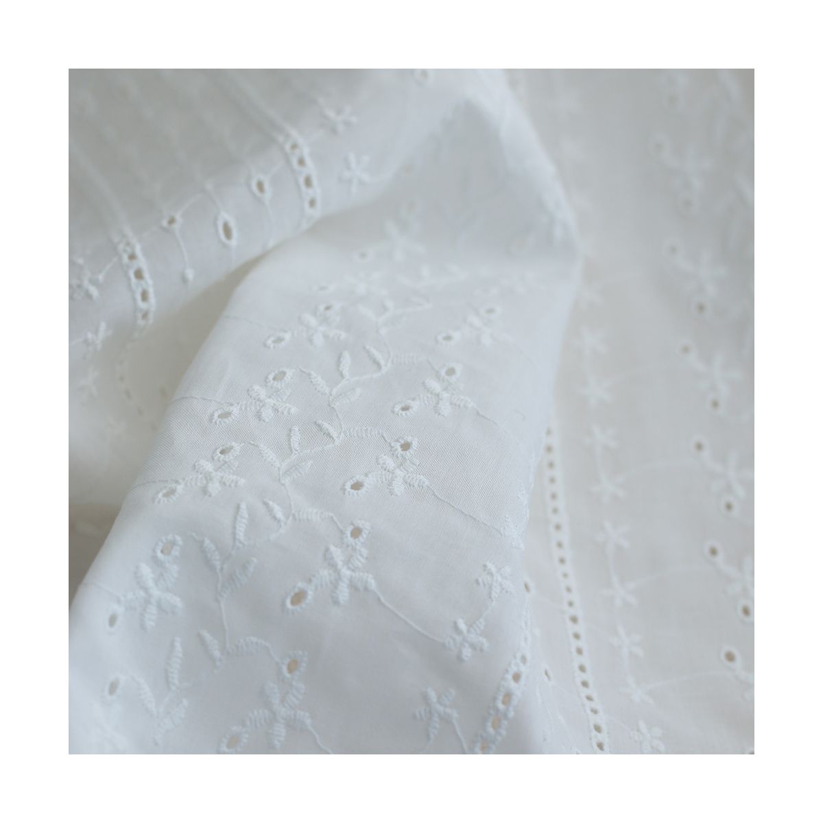 copy of Broderie anglaise plumetis de coton coloris blanc