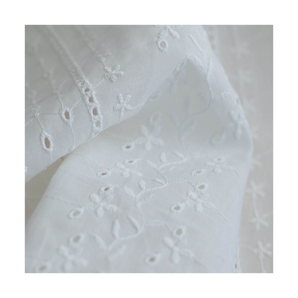 copy of Broderie anglaise plumetis de coton coloris blanc