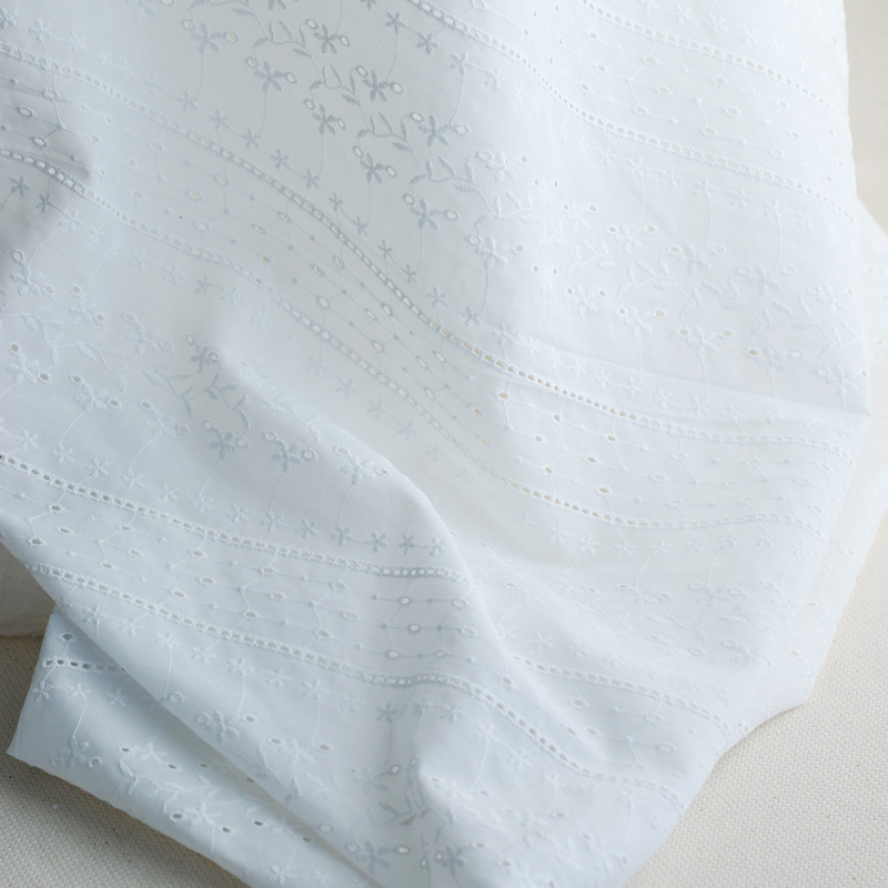 Broderie anglaise voile de coton coloris blanc