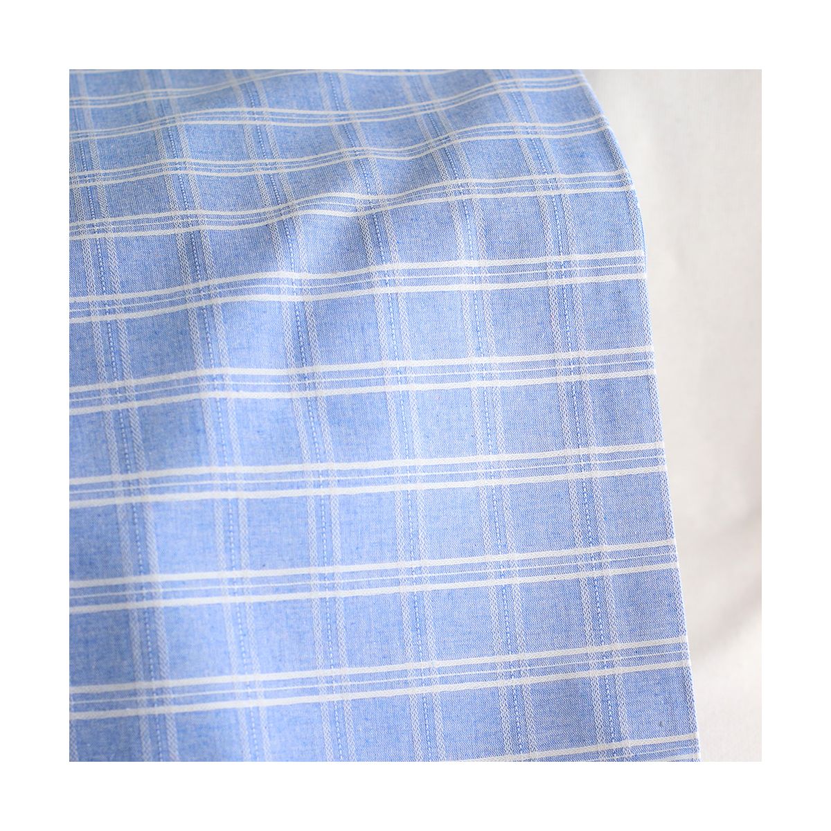 Tissu coton et viscose texturé quadrillage blanc et bleu nuage