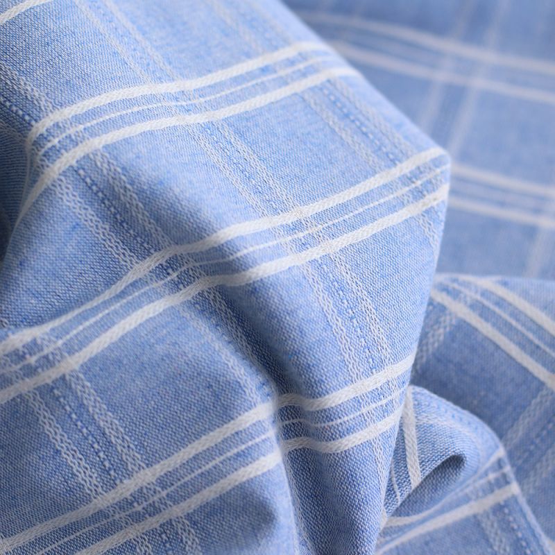 Tissu coton et viscose texturé quadrillage blanc et bleu nuage