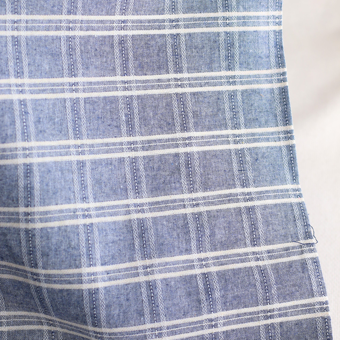 Tissu coton et viscose texturé quadrillage blanc et bleu marine