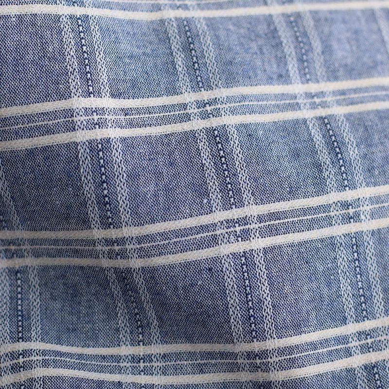 Tissu coton et viscose texturé quadrillage blanc et bleu marine Tissu coton et viscose texturé quadrillage blanc et bleu marine