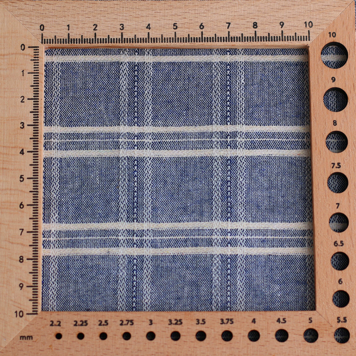 Tissu coton et viscose texturé quadrillage blanc et bleu marine