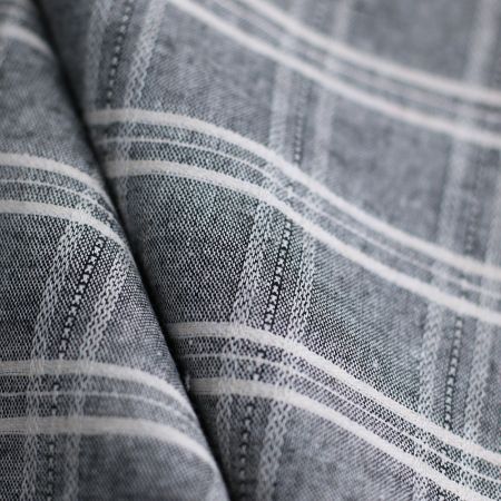 Tissu coton et viscose texturé quadrillage blanc et noir