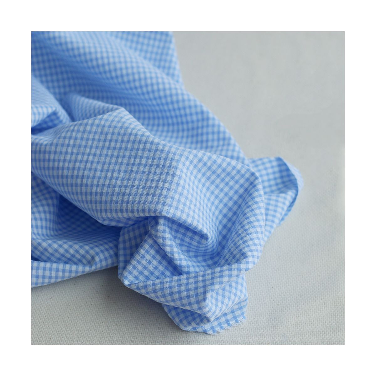 Seersucker / Coton gaufré vichy mini 3mm blanc / bleu frais Seersucker / Coton gaufré vichy mini 3mm blanc / bleu frais