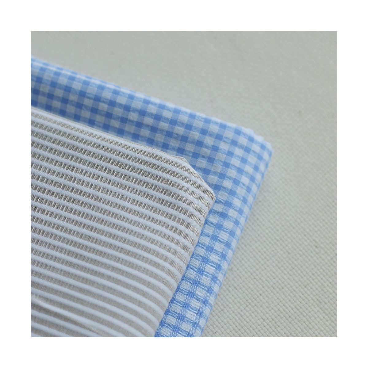 Seersucker / Coton gaufré vichy mini 3mm blanc / bleu frais Seersucker / Coton gaufré vichy mini 3mm blanc / bleu frais