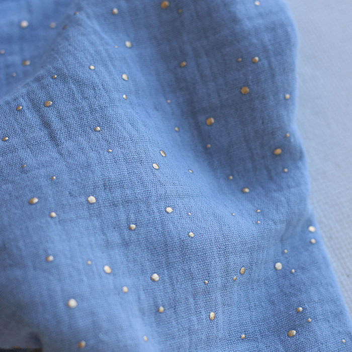 Double gaze de coton pois dorés fond bleu nuage