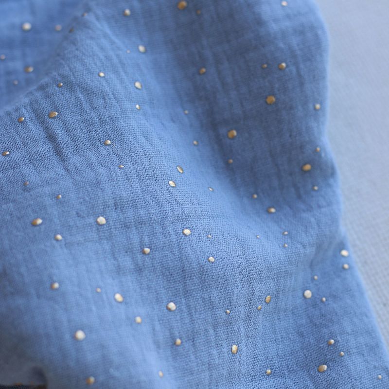 Double gaze de coton pois dorés fond bleu nuage