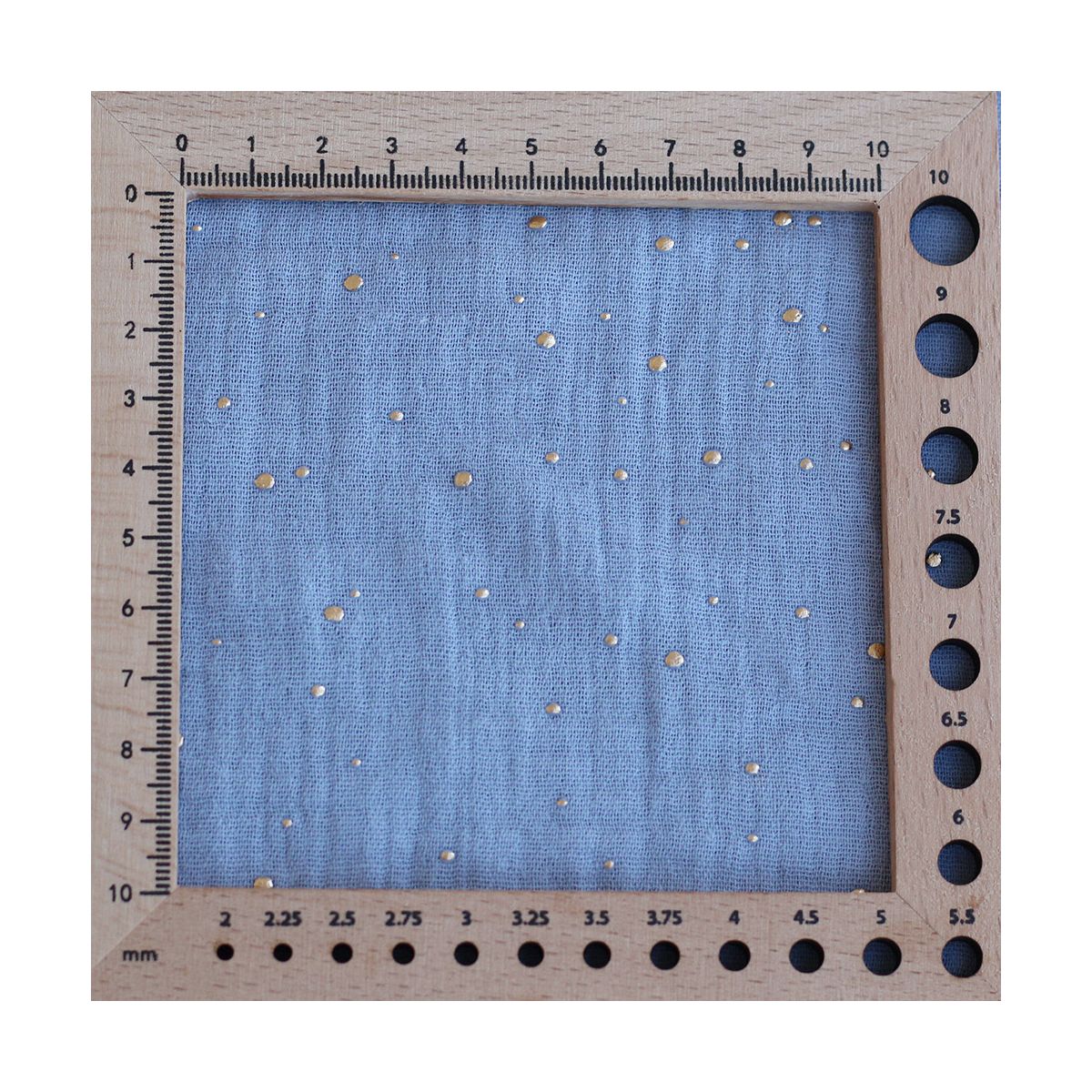 Double gaze de coton pois dorés fond bleu nuage Double gaze de coton pois dorés fond bleu nuage