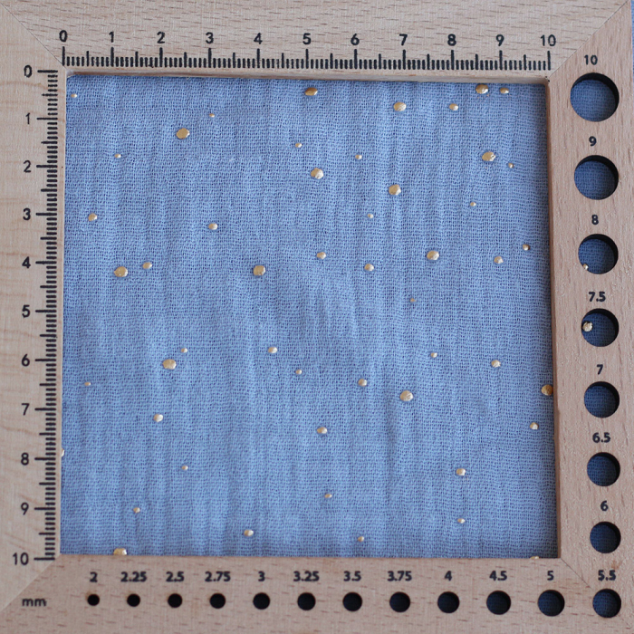 Double gaze de coton pois dorés fond bleu nuage