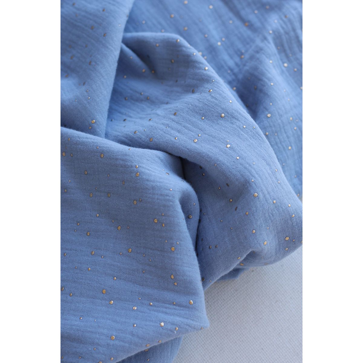 Double gaze de coton pois dorés fond bleu nuage Double gaze de coton pois dorés fond bleu nuage