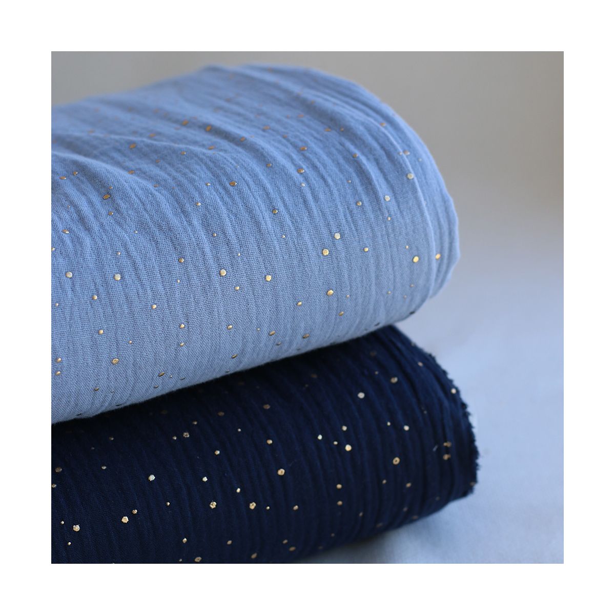 Double gaze de coton pois dorés fond bleu nuage Double gaze de coton pois dorés fond bleu nuage