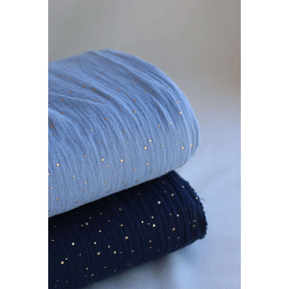 Double gaze de coton pois dorés fond bleu marine
