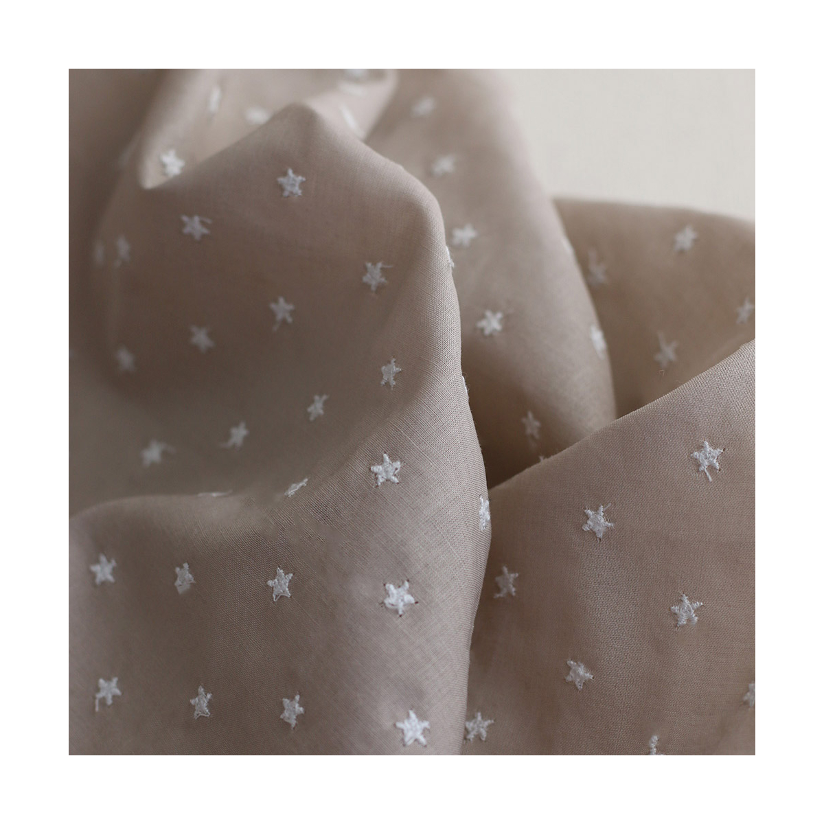Voile de coton organique broderies étoiles fond taupe Voile de coton organique broderies étoiles fond taupe