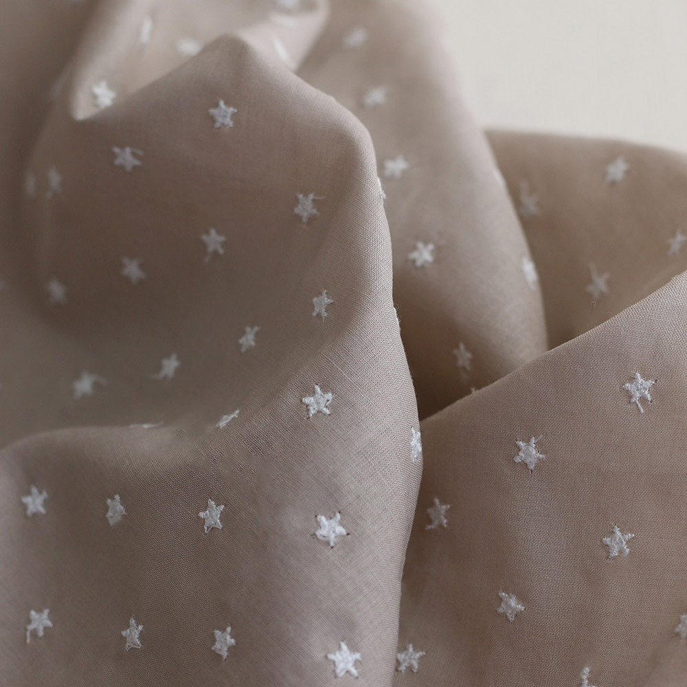 Voile de coton organique broderies étoiles fond taupe