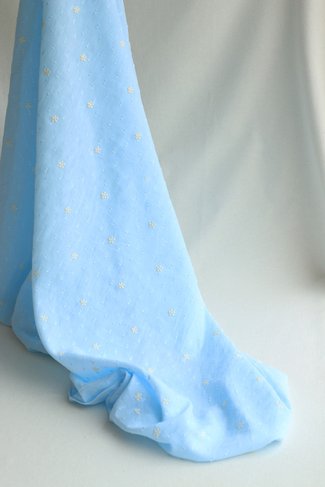 Voile plumetis de coton broderies motif crème coloris bleu ciel
