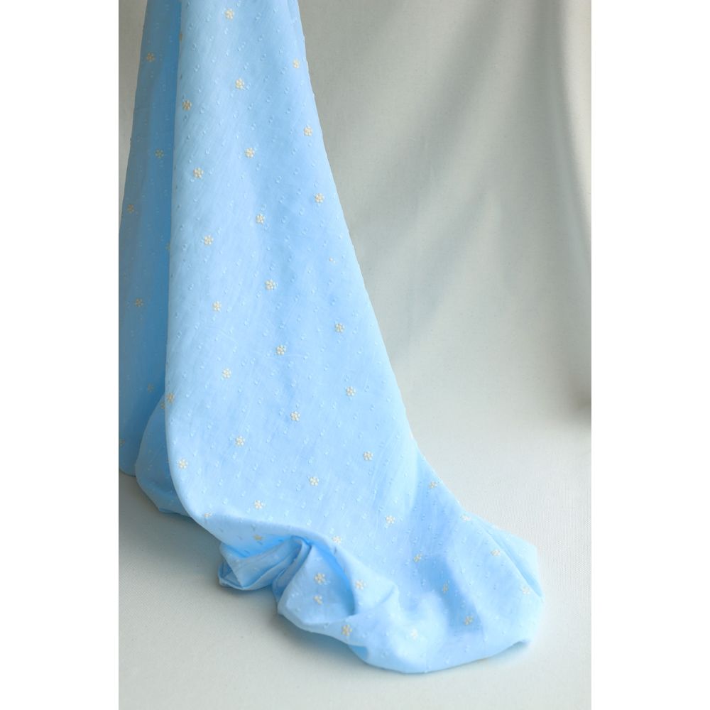 Voile plumetis de coton broderies motif crème coloris bleu ciel Voile plumetis de coton broderies motif crème coloris bleu ciel