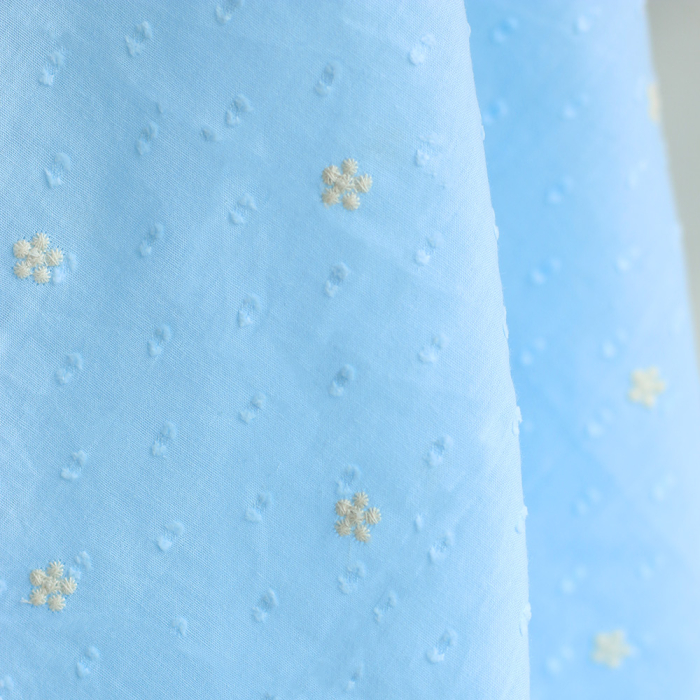 Voile plumetis de coton broderies motif crème coloris bleu ciel