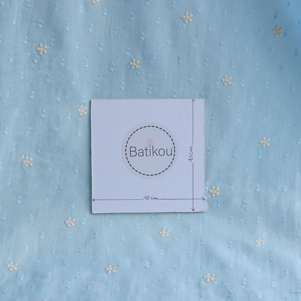 Voile plumetis de coton broderies motif crème coloris bleu ciel Voile plumetis de coton broderies motif crème coloris bleu ciel