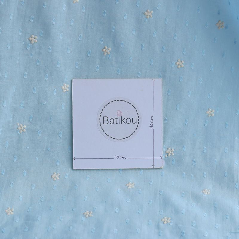 Voile plumetis de coton broderies motif crème coloris bleu ciel Voile plumetis de coton broderies motif crème coloris bleu ciel