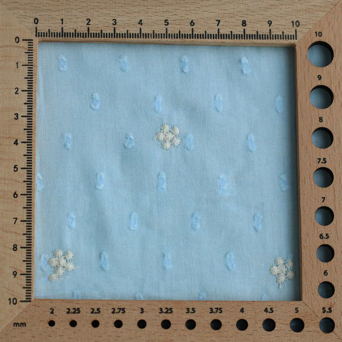 Voile plumetis de coton broderies motif crème coloris bleu ciel