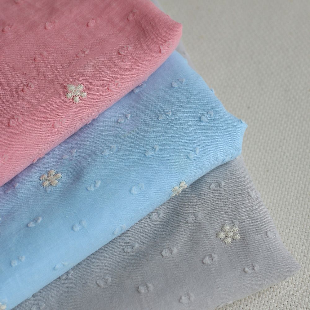 Voile plumetis de coton broderies motif crème coloris bleu ciel Voile plumetis de coton broderies motif crème coloris bleu ciel