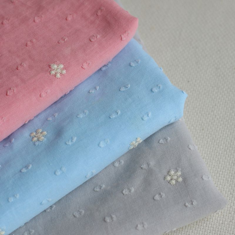 Voile plumetis de coton broderies motif crème coloris bleu ciel Voile plumetis de coton broderies motif crème coloris bleu ciel