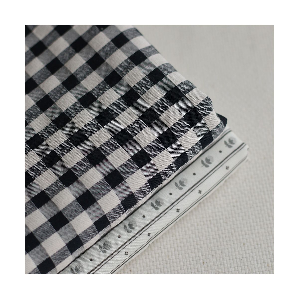 copy of Popeline de coton douce qualité SWEET fond lait motif petits hérissons copy of Popeline de coton douce qualité SWEET fond lait motif petits hérissons