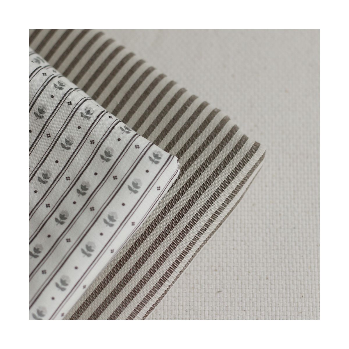 Coton tissé rayures écru et café Coton tissé rayures écru et café