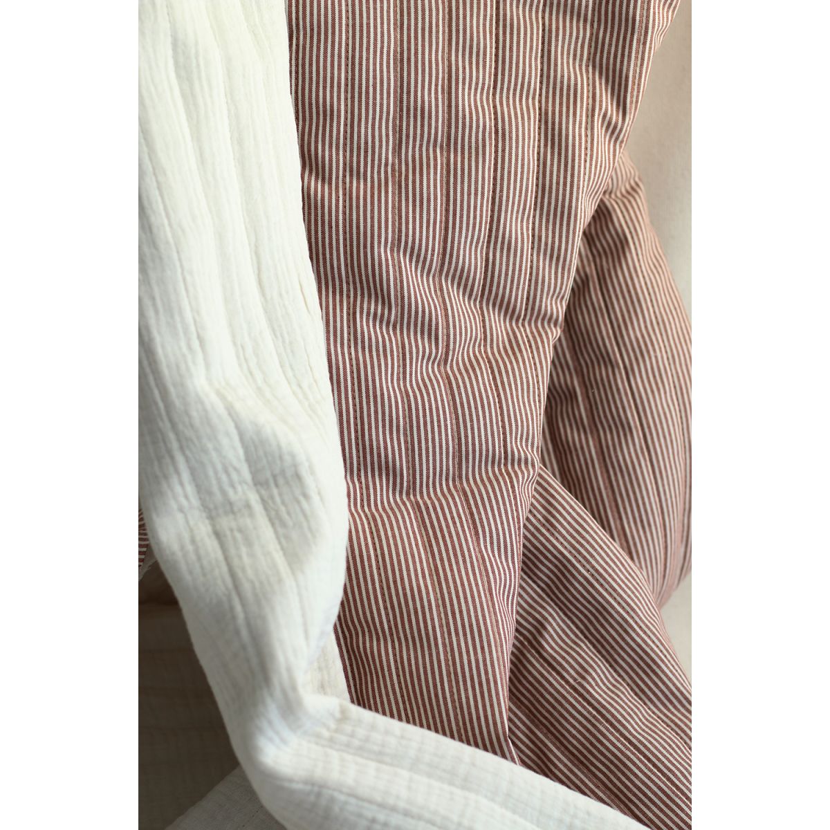 Country - Tissu matelassé double face écru / rayures chatain Country - Tissu matelassé double face écru / rayures chatain