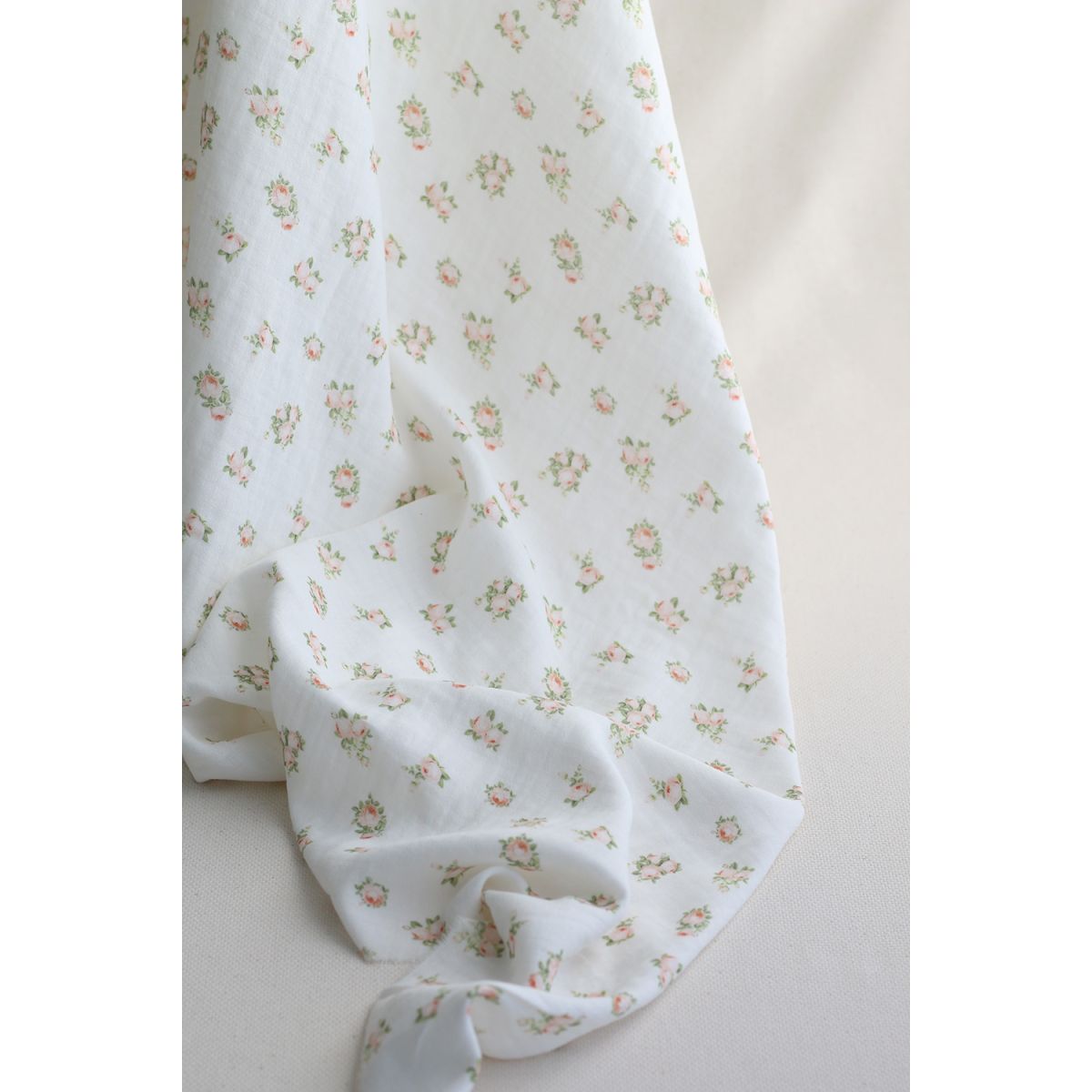 Rosabella - Double gaze de coton BIO blanc motif fleuri pêche Rosabella - Double gaze de coton BIO blanc motif fleuri pêche