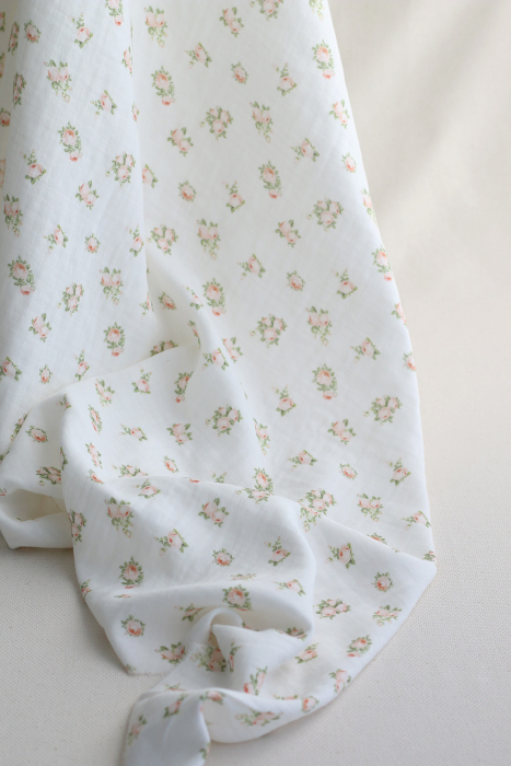 Rosabella - Double gaze de coton BIO blanc motif fleuri pêche