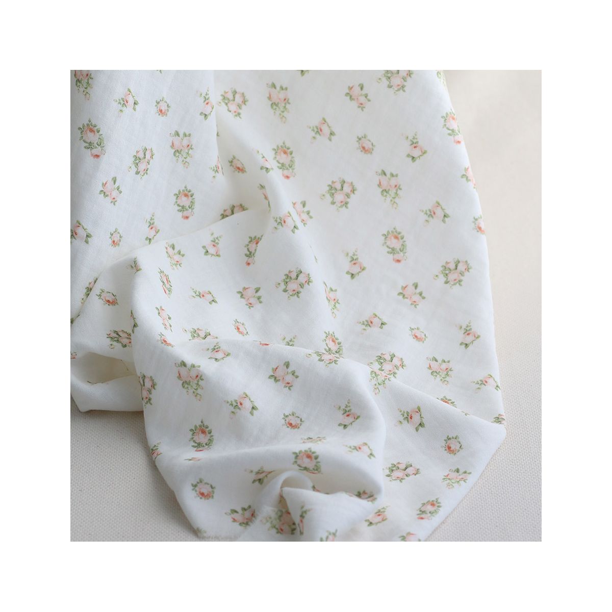 Rosabella - Double gaze de coton BIO blanc motif fleuri pêche Rosabella - Double gaze de coton BIO blanc motif fleuri pêche