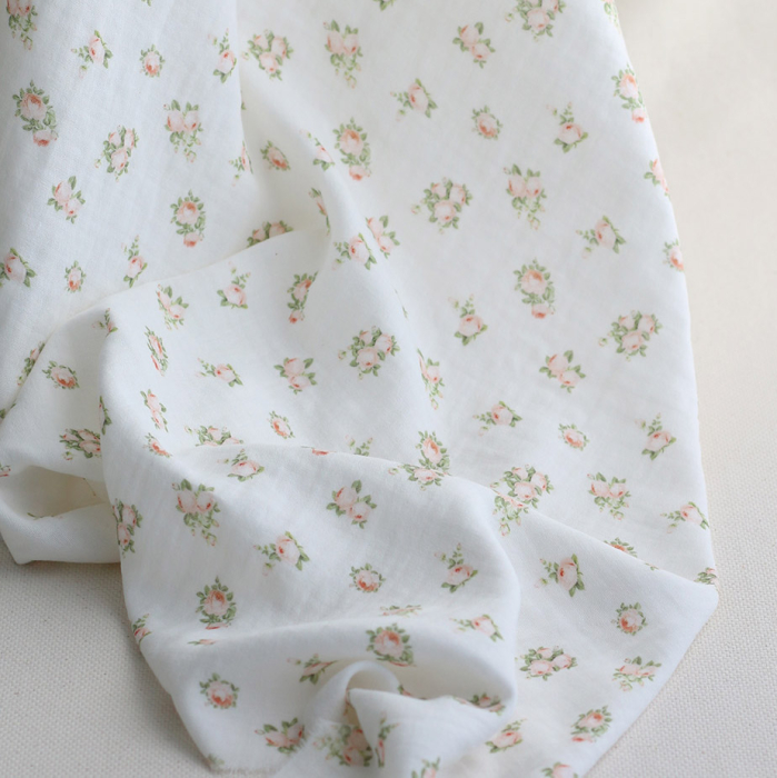 Rosabella - Double gaze de coton BIO blanc motif fleuri pêche