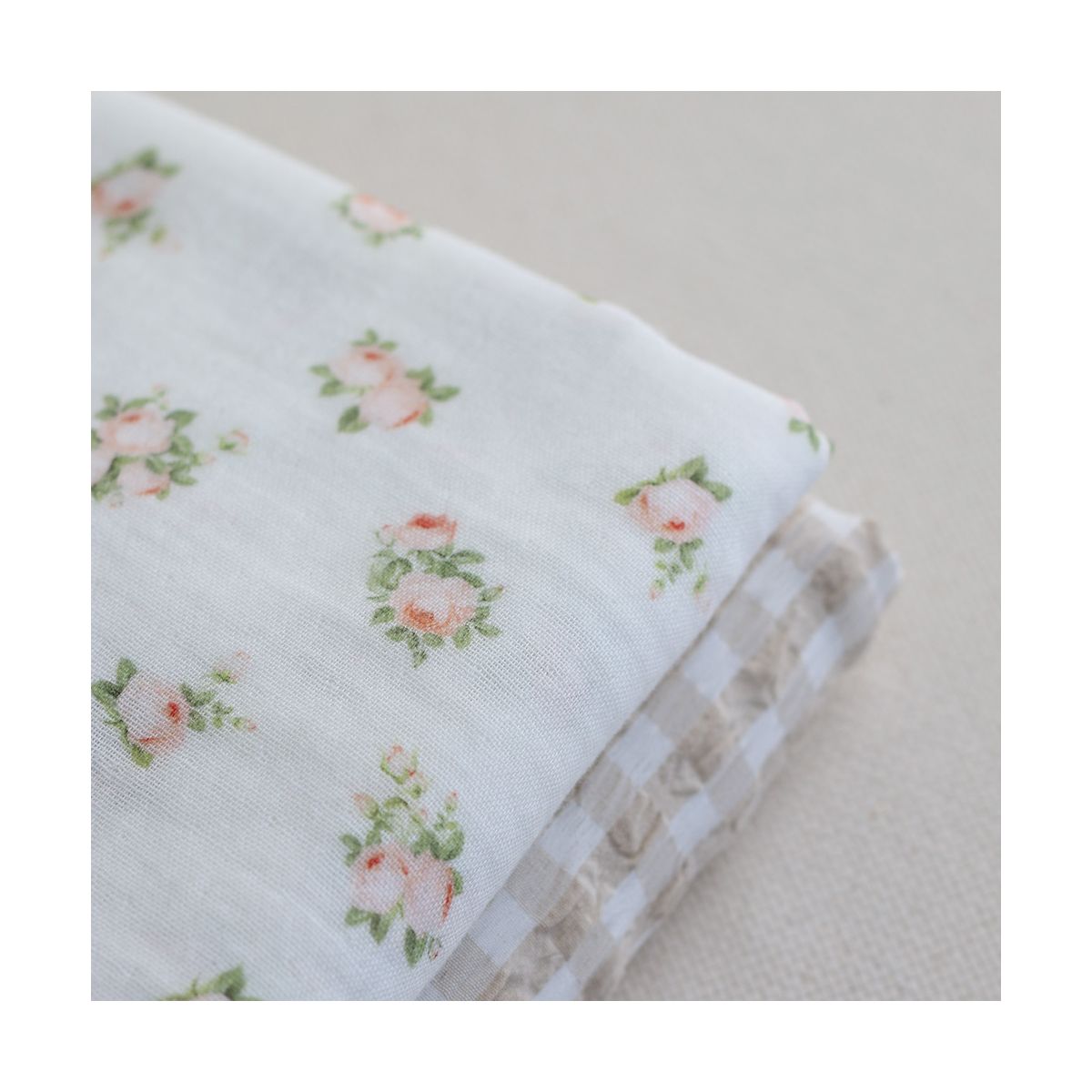 Rosabella - Double gaze de coton BIO blanc motif fleuri pêche Rosabella - Double gaze de coton BIO blanc motif fleuri pêche