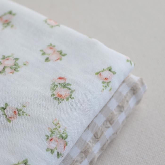 Rosabella - Double gaze de coton BIO blanc motif fleuri pêche