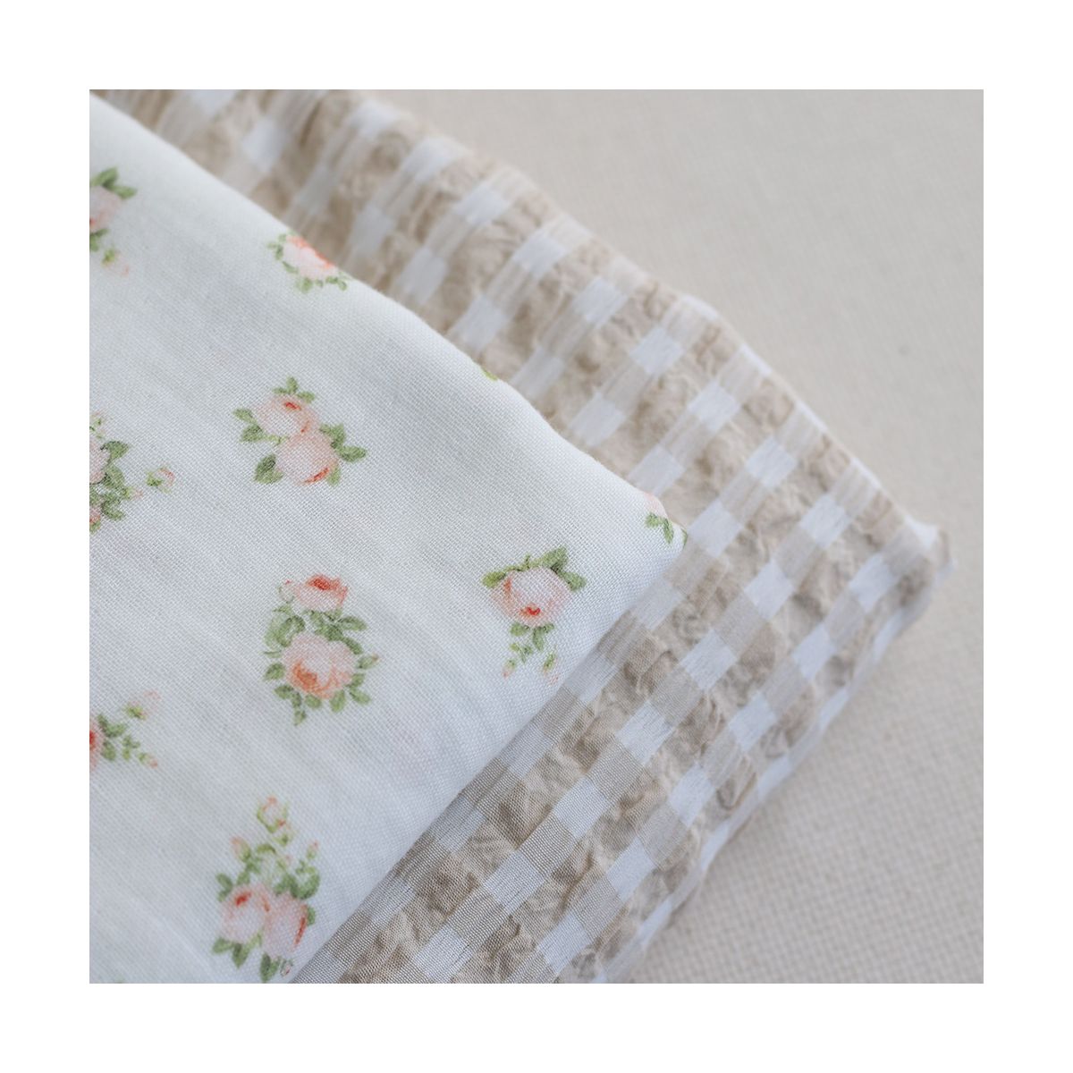 Rosabella - Double gaze de coton BIO blanc motif fleuri pêche Rosabella - Double gaze de coton BIO blanc motif fleuri pêche